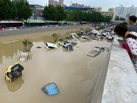 如果南方在暴雨水灾的时候爆发新冠肺炎疫情该怎么办「南方的大暴雨还在下吗」 电影解说